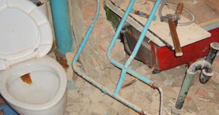 Профессиональный демонтаж перегородки ванной и туалета в Кимрах - от 576 рублей